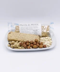barrita de muesli ecológica de Biogredos en un plato envasada