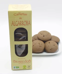 galletas de algarroba sin gluten envasadas y unas pocas en plato