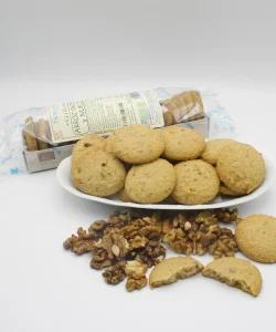1 paquete de galletas de arroz integral y nueces ecológicas de Biogredos, un plato con galletas a granel y varias nueces