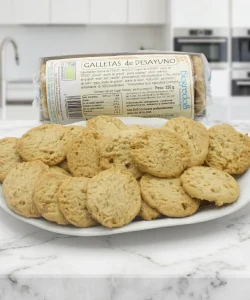 galletas de desayuno ecológicas envasadas y un plato lleno de galletas sueltas