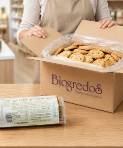 galletas de desayuno ecológicas a granel de Biogredos en caja de 3 kilos y al lado un paquete de 220 g.