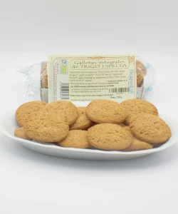 galletas integrales de trigo espelta ecológicas envasadas y unas pocas en un plato