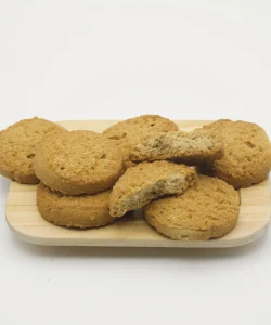 galletas de sarraceno sin gluten ecológicas en plato de madera
