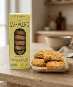 galletas de sarraceno sin gluten ecológicas envasadas en caja y varias sueltas en plato de madera