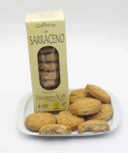 galletas de sarraceno sin gluten ecológicas envasadas en caja y varias sueltas en plato