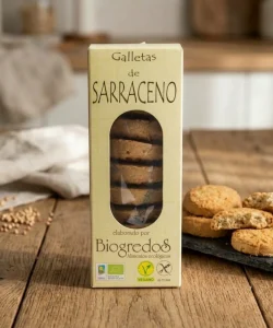 galletas de sarraceno sin gluten ecológicas de Biogredos envasadas en caja y varias sueltas en plato de madera