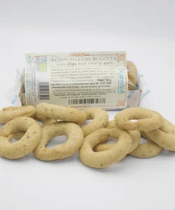 rosquilletas de costa con alga de wakame ecológicas envasadas y unas pocas sobre la mesa