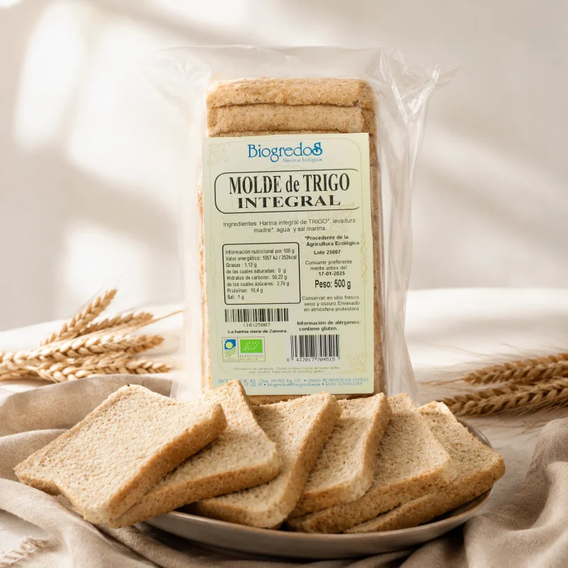 pan de molde integral de trigo ecológico Biogredos envasado y un plato con varias rebanadas