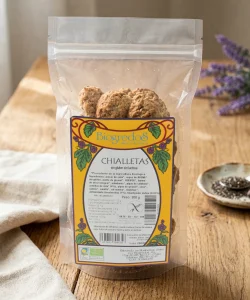 chialletas sin gluten y sin lactosa ecológicas de Biogredos envasadas y sobre una mesa de madera