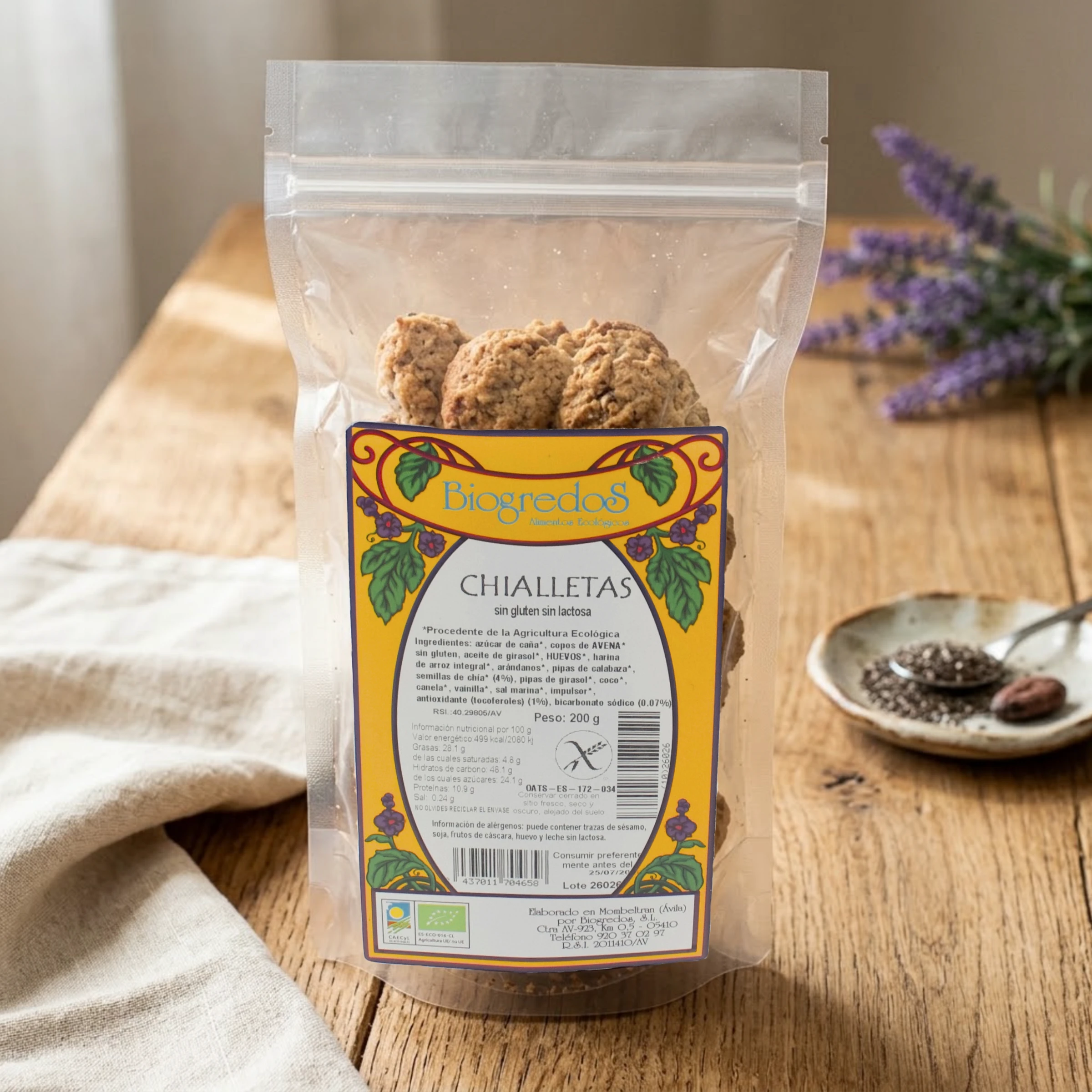 chialletas sin gluten y sin lactosa ecológicas de Biogredos envasadas y sobre una mesa de madera