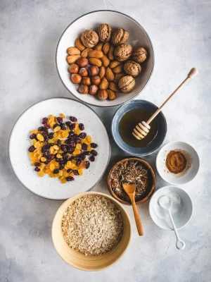 imagen de ingredientes naturales de las Granola en recipientes