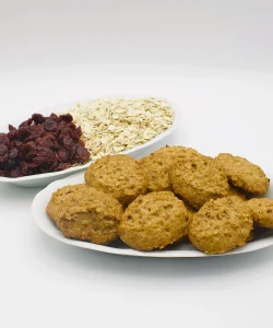 plato de galletas de copos de avena y pasas ecológicas Biogredos y plato con pasas y copos de avena