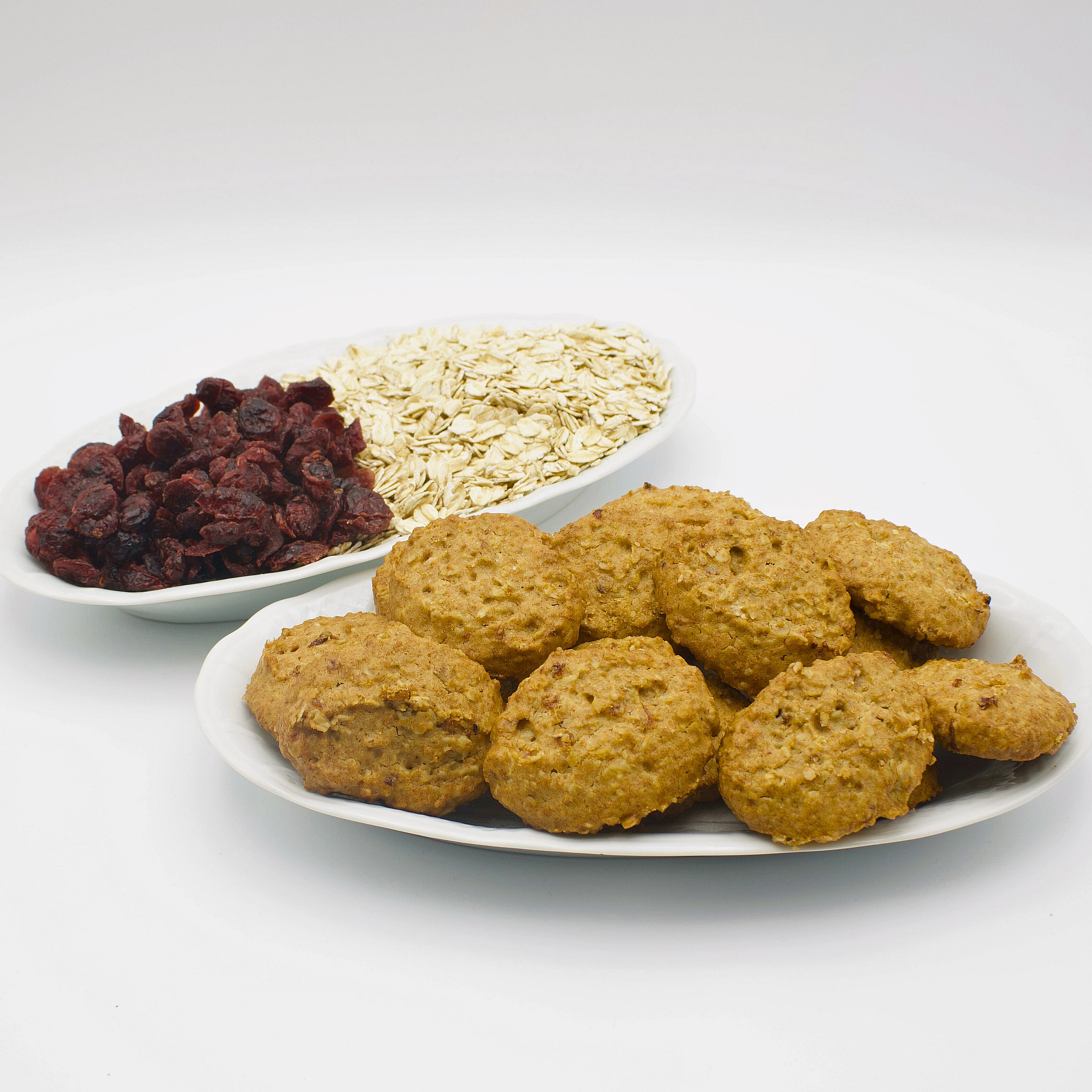 plato de galletas de copos de avena y pasas ecológicas Biogredos y plato con pasas y copos de avena