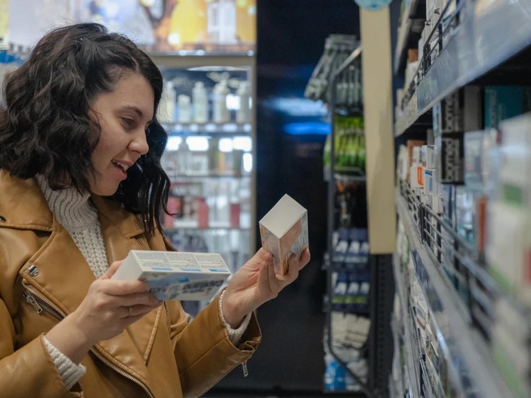 cliente comprobando etiquetas en productos ecológicos