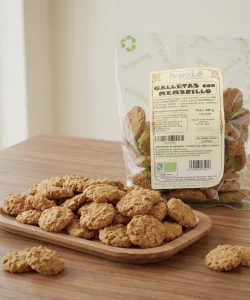 galletas con membrillo ecológicas en bolsa reciclable y varias a granel en un plato de madera