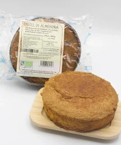 pastel de almendra ecológico envasado y otro pastel de almendra cortado a la mitad