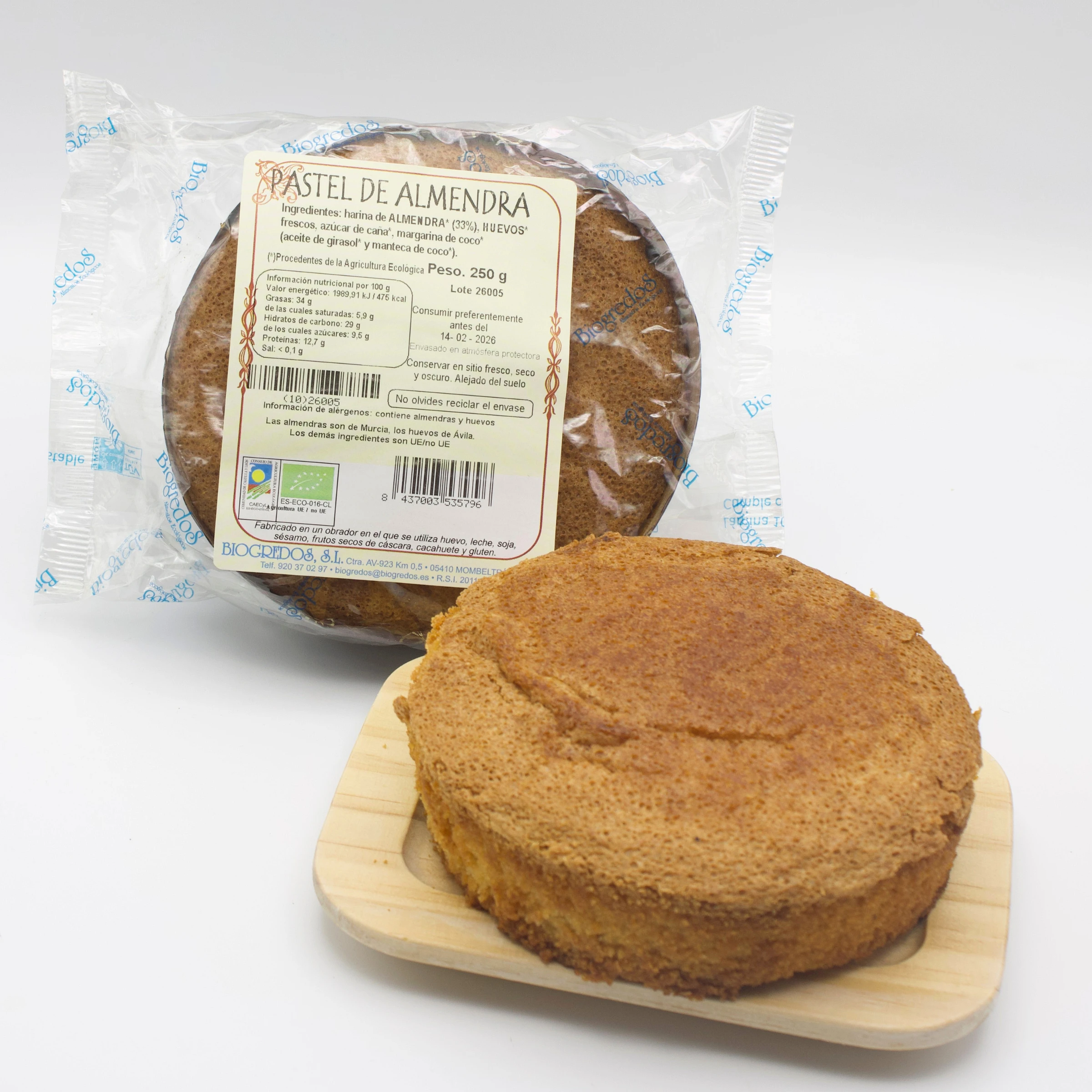 pastel de almendra ecológico envasado y otro pastel de almendra cortado a la mitad
