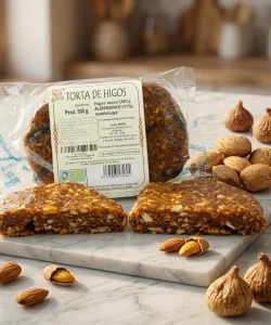 tora de higos con almendras ecológica envasada y una torta cortada en la que se ve su textura interior al rededor pueden verse higos y almendras