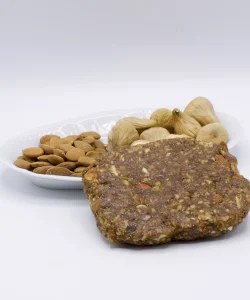 torta de higos con almendras ecológica sin envase junto a un plato con higos y almendras