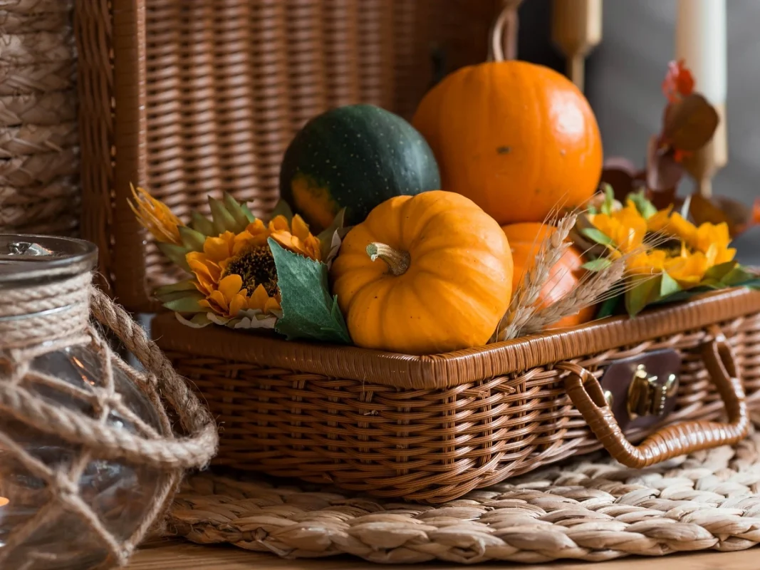 cesta de mimbre con alimentos ecológicos de otoño como calabazas